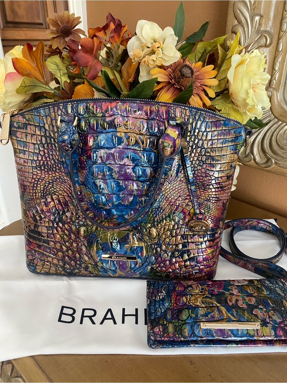 Brahmin Splendor Melbourne with matching wallet set. EUC
